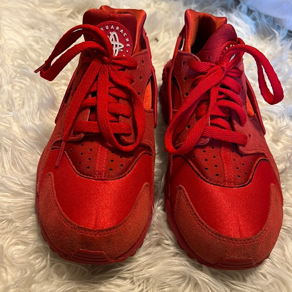 ALL RED NIKE HUARACHE SNEAKERS